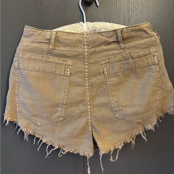 Free people button fly khaki color shorts size 6 - Picture 3 of 3